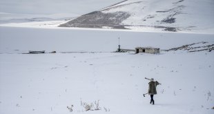 Doğu Anadolu'da akarsular dondu, çatılarda buz sarkıtları oluştu