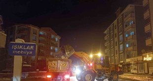 Erciş'te kar yığınları kamyonlarla taşınıyor