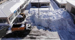 Bitlis'te kamyonlar kar taşınıyor