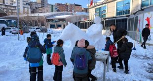 Hakkari'de öğretmen ve öğrenciler kardan heykel yaptı