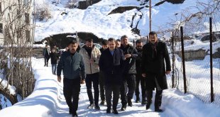 Evi yanan aileye kaymakam ve başkan sahip çıktı