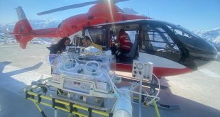 Hakkari'de rahatsızlanan 8 günlük bebek ambulans helikopterle Van'a getirildi