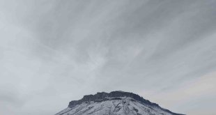 Derecik'te 2 bin 487 rakımlı Balkayalar Dağı'nın karla güzelliği
