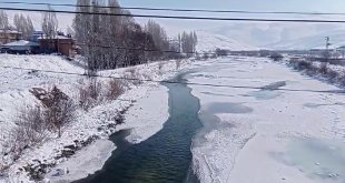 Aşırı soğuklar Aras Nehri'ni dondurdu