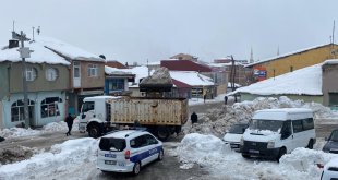 Karlıova'da ilçe dışına bin kamyon kar taşındı