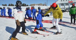 Kars'ta Valilik öncülüğünde öğrencilere verilen kayak eğitimleri devam ediyor