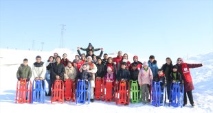 Ağrı'da yetim çocuklar Küpkıran Kayak Merkezi'nde kızakla kayarak eğlendi