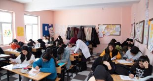 Ağrı'da gönüllü öğretmenler kırsalda yaşayan öğrencileri üniversite sınavına hazırlıyor