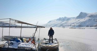 Erzincan'da soğuk havanın etkisiyle barajlar dondu