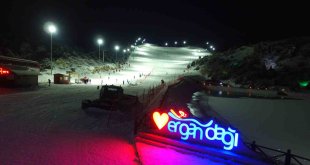 Ergan Kayak Merkezi'nde gece kayak keyfi