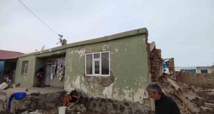 Ağrı'da bir evin damı çöktü