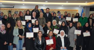 Van'da "AK Parti Siyaset Akademisi"ne katılan 478 kadına sertifika verildi