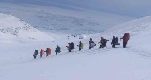 Dağcılar Süphan Dağı zirve tırmanışını tamamlayamadı