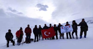 Dağcılar, 6 Şubat'ta hayatını kaybedenler için tırmandılar