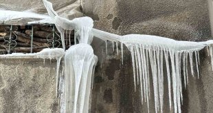 Yüksekova'da Sibirya soğukları; çatılarda buz sarkıtları 4 metreyi geçti