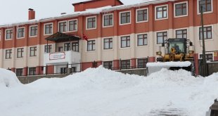Karlıova Belediyesince okul yolları ve okul bahçeleri kardan temizleniyor