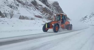 Karla mücadele ekipleri yollarda kar temizliği ve tuzlama çalışması yapıyor