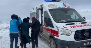 Iğdır'da yolu kardan kapanan köyde rahatsızlanan hamile kadın hastaneye ulaştırıldı