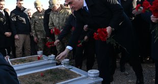 Bakan Ersoy, Malatya'da depremde hayatını kaybedenlerin mezarlarını ziyaret etti