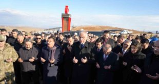 Bakan Ersoy depremde hayatını kaybedenleri mezarı başında andı