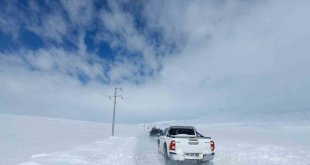 Ekipler çığın düştüğü mahalleye ulaşmaya çalışıyor
