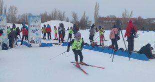 Erzurum'da kayaklı koşu yarışları nefes kesti