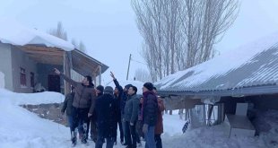 Gece yarısı gelen çığ, duvarları yıkıp evi karla doldurdu