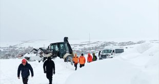 Süphan Dagı'na tırmanmak isteyen dağcılara tipi ve fırtına engel oldu