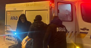 Kars'ta kar ve tipi nedeniyle yolda mahsur kalan 3 kişi kurtarıldı