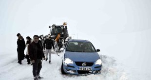 Erciş'te yolda mahsur kalan öğretmenler için ekipler seferber oldu