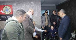 Üniversite öğrencileri ve öğretmenlerinden örnek davranış