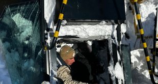Erzurum'da karla mücadele çalışmasında çığ altında kalan kepçe operatörü kurtarıldı