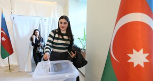 Azerbaycan vatandaşları cumhurbaşkanı seçimi için Kars'ta sandık başına gitti