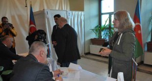 Kars'ta Azerbaycanlılar Cumhurbaşkanı seçimi için oy kullanıyor