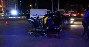 Otomobille çarpışan motokurye yaralandı