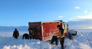 Ağrı'da kardan yolu kapanan mezrada rahatsızlanan kadın 6 saatlik çalışma sonucu hastaneye ulaştırıldı