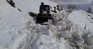 Yüksekova'daki köy yollarında karla mücadele çalışması devam ediyor