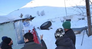 Posof'ta köye çığ düştü