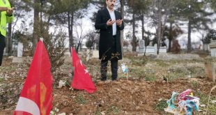 Baskil Kaymakamı Kundakçı, depremde hayatını kaybedenlerin mezarlarını ziyaret etti