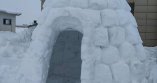 Muşlu esnaf iş yerinin önüne yaptığı igloda müşterilerine çay ikram etti