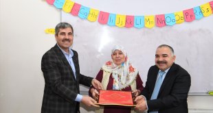 Muş Belediye Başkanı Asya, 69 yaşında Kur'an-ı Kerim'i hatmeden kadını kutladı