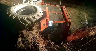 Kars'ta devrilen traktörün altında kalan sürücü öldü
