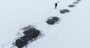 Buzla kaplı gölde 30 yıldır "Eskimo usulü" balık avlıyor