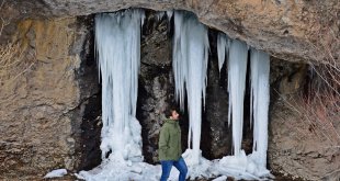 Iğdır'da kısmen donan dereler ile Ağrı'da dev buz sarkıtları görüntülendi