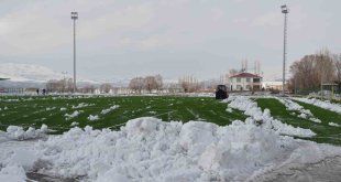 Diyarbakır Çınarspor ile Yeşil Vartospor maçı öncesi saha kardan temizlendi