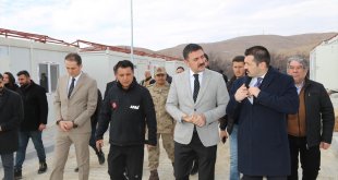 Tunceli Valisi Tekbıyıkoğlu, Pertek'teki konteyner kent çalışmalarını inceledi