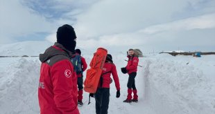 Van'da sağlık ekipleri rahatsızlanan hastaya ulaşmak için karda 2,5 kilometre yürüdü