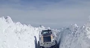 Yüksekova'nın köy yollarında kar çalışması devam ediyor