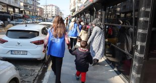 Iğdır'da gönüllü gençler yetim çocukların yüreklerine dokunuyor