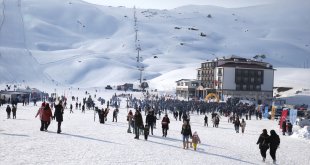 Hakkari'deki 5. Kar Festivali'nde meşaleli kayak gösterisi yapıldı